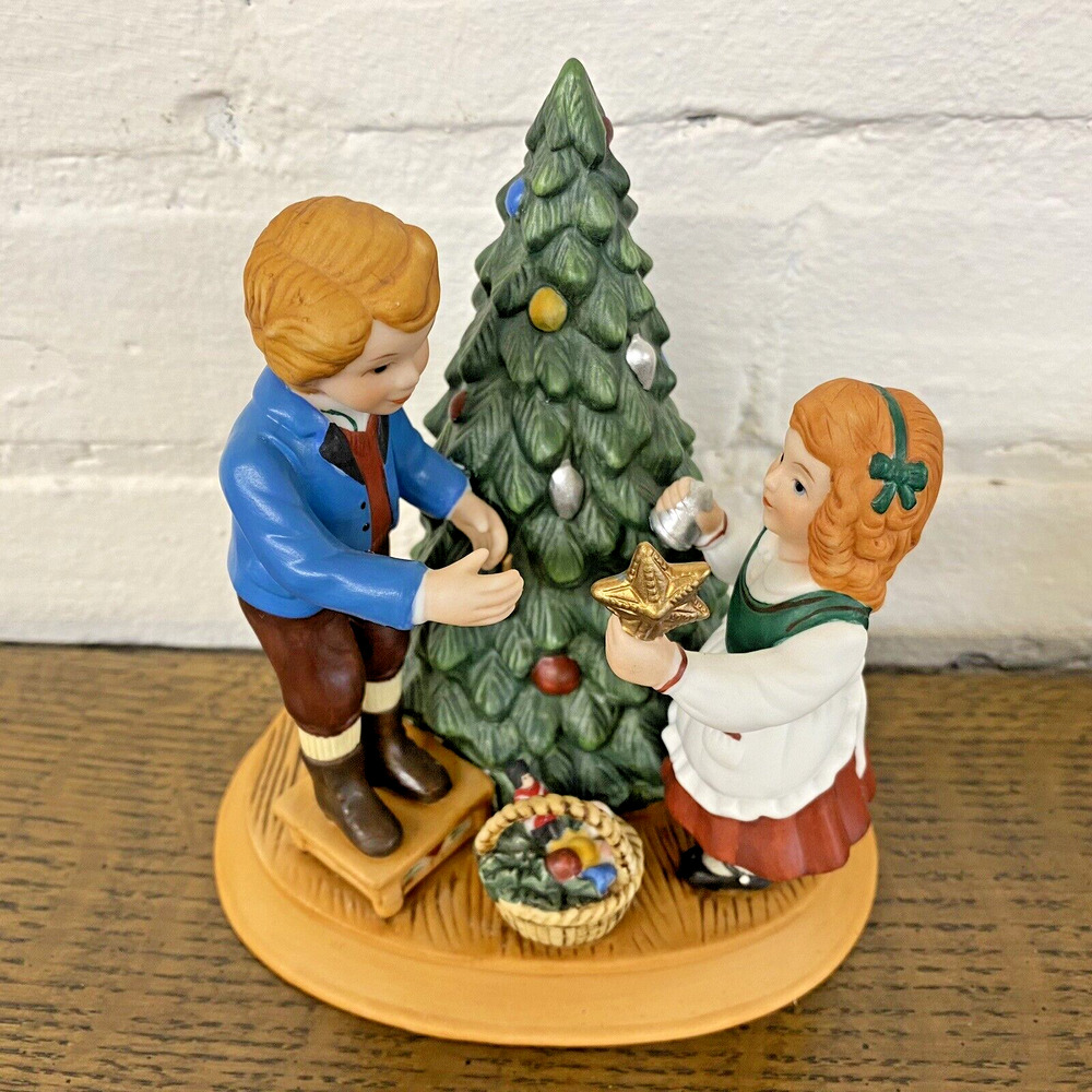 Avon Figurine "Keeping The Christmas Tradition" (1982) Traditional 2nd Edition - Picture 10 of 10